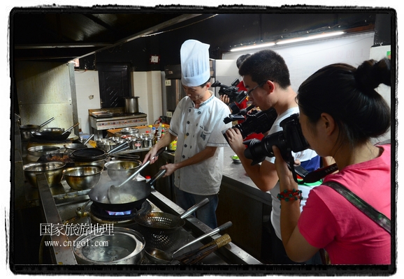 此次攝制組通過拍攝婺源代表名菜糊豆腐、粉蒸肉、荷包紅魚、賽鵝頸及地方小吃清明果、灰汁果、糯米子糕等來詮釋婺源美食經(jīng)典，展示婺源食文化，打造獨(dú)屬婺源的美食符號(hào)。