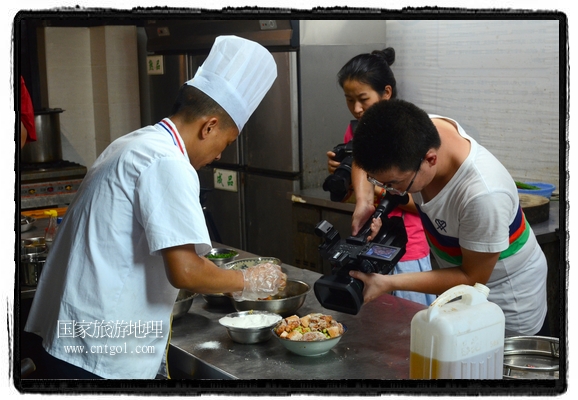 此次攝制組通過拍攝婺源代表名菜糊豆腐、粉蒸肉、荷包紅魚、賽鵝頸及地方小吃清明果、灰汁果、糯米子糕等來詮釋婺源美食經(jīng)典，展示婺源食文化，打造獨(dú)屬婺源的美食符號(hào)。