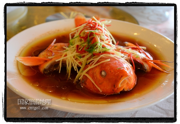 此次攝制組通過拍攝婺源代表名菜糊豆腐、粉蒸肉、荷包紅魚、賽鵝頸及地方小吃清明果、灰汁果、糯米子糕等來詮釋婺源美食經(jīng)典，展示婺源食文化，打造獨(dú)屬婺源的美食符號(hào)。