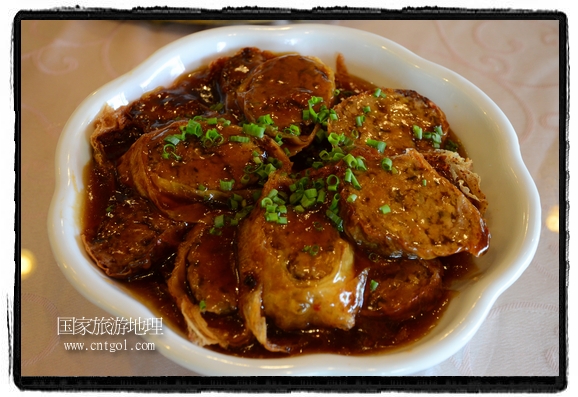 此次攝制組通過拍攝婺源代表名菜糊豆腐、粉蒸肉、荷包紅魚、賽鵝頸及地方小吃清明果、灰汁果、糯米子糕等來詮釋婺源美食經(jīng)典，展示婺源食文化，打造獨(dú)屬婺源的美食符號(hào)。