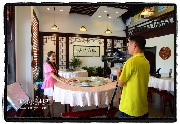 此次攝制組通過拍攝婺源代表名菜糊豆腐、粉蒸肉、荷包紅魚、賽鵝頸及地方小吃清明果、灰汁果、糯米子糕等來詮釋婺源美食經(jīng)典，展示婺源食文化，打造獨(dú)屬婺源的美食符號(hào)。