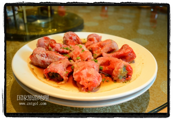 此次攝制組通過拍攝婺源代表名菜糊豆腐、粉蒸肉、荷包紅魚、賽鵝頸及地方小吃清明果、灰汁果、糯米子糕等來詮釋婺源美食經(jīng)典，展示婺源食文化，打造獨(dú)屬婺源的美食符號(hào)。