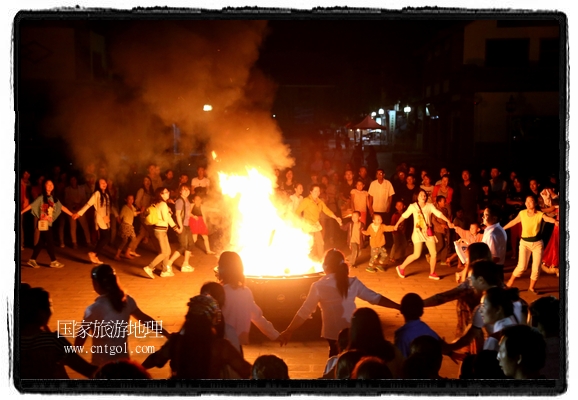甘肅平?jīng)鍪嗅轻脊沛?zhèn)舉辦了篝火晚會，1000余名市民參與其中，大家載歌載舞，在歡快熱鬧的氣氛中為每一位父親送祝福。父親節(jié)（Father's Day），顧名思義是感恩父親的節(jié)日。約始于二十世紀初，起源于美國，現(xiàn)已廣泛流傳于世界各地，節(jié)日日期因地域而存在差異。