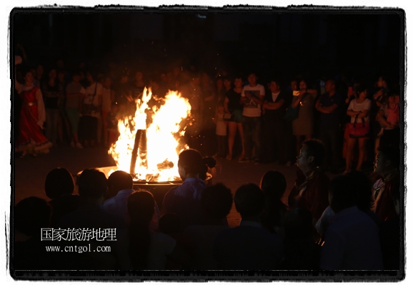 甘肅平?jīng)鍪嗅轻脊沛?zhèn)舉辦了篝火晚會，1000余名市民參與其中，大家載歌載舞，在歡快熱鬧的氣氛中為每一位父親送祝福。父親節(jié)（Father's Day），顧名思義是感恩父親的節(jié)日。約始于二十世紀初，起源于美國，現(xiàn)已廣泛流傳于世界各地，節(jié)日日期因地域而存在差異。