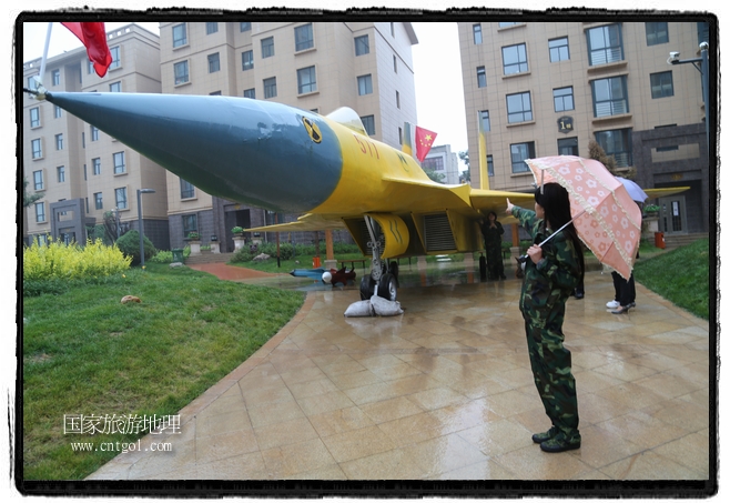 小區(qū)突然出現(xiàn)“飛機坦克”，其中殲15艦載戰(zhàn)斗機一架、99式主戰(zhàn)坦克一輛、武直-10武裝直升機一架，吸引了眾多市民雨中圍觀、合影。