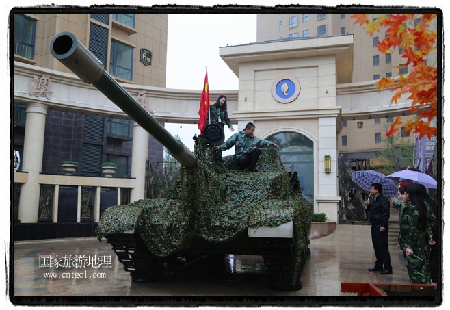 小區(qū)突然出現(xiàn)“飛機坦克”，其中殲15艦載戰(zhàn)斗機一架、99式主戰(zhàn)坦克一輛、武直-10武裝直升機一架，吸引了眾多市民雨中圍觀、合影。