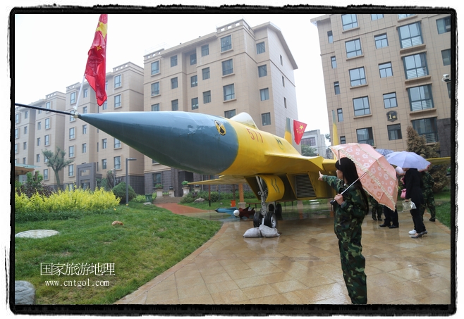 小區(qū)突然出現(xiàn)“飛機坦克”，其中殲15艦載戰(zhàn)斗機一架、99式主戰(zhàn)坦克一輛、武直-10武裝直升機一架，吸引了眾多市民雨中圍觀、合影。