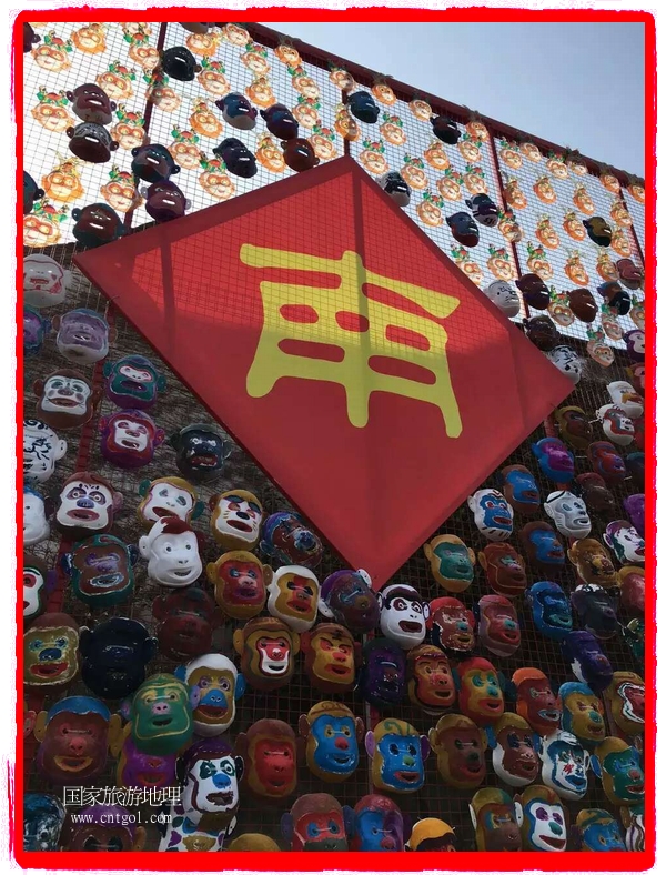 中國規(guī)模最大的猴面具彩繪在南潯古鎮(zhèn)展示。猴子真是今年最紅的動物。 