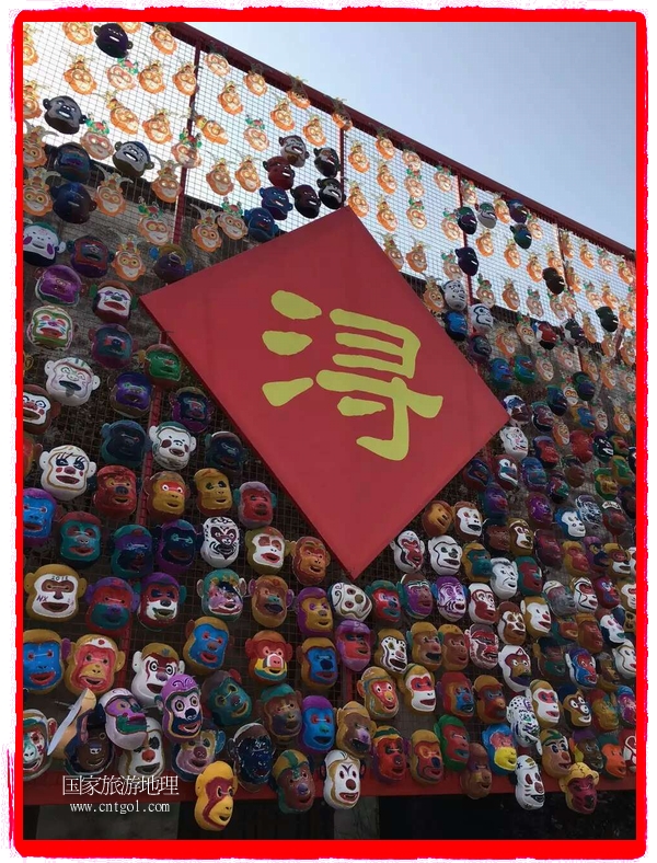 中國規(guī)模最大的猴面具彩繪在南潯古鎮(zhèn)展示。猴子真是今年最紅的動物。 