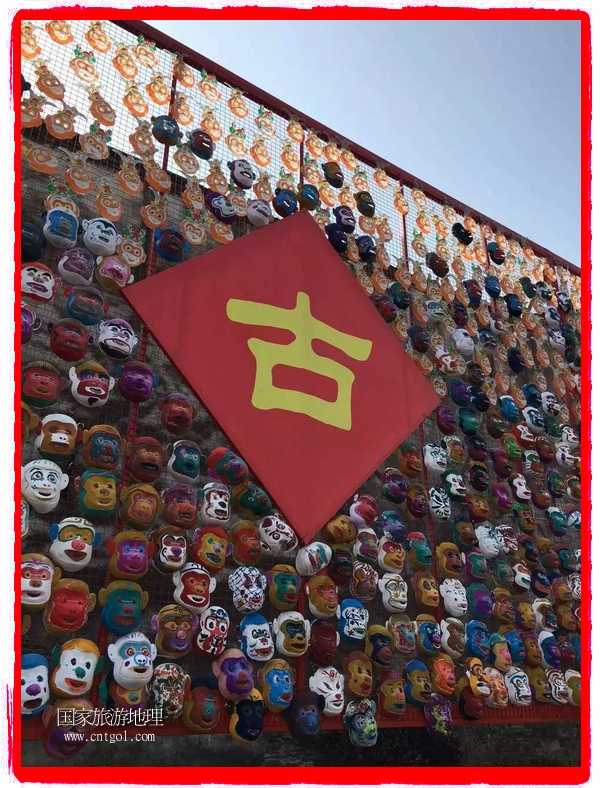 中國規(guī)模最大的猴面具彩繪在南潯古鎮(zhèn)展示。猴子真是今年最紅的動物。 