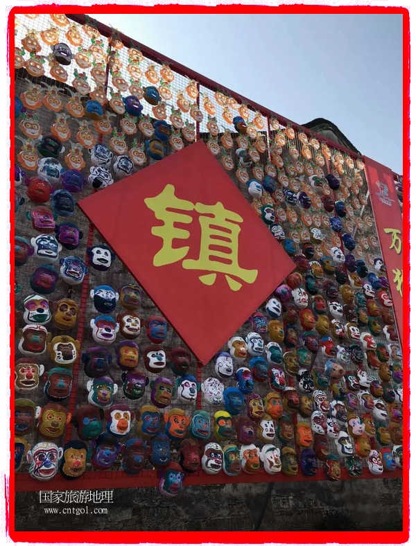 中國規(guī)模最大的猴面具彩繪在南潯古鎮(zhèn)展示。猴子真是今年最紅的動物。 