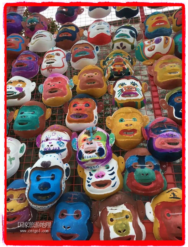 中國規(guī)模最大的猴面具彩繪在南潯古鎮(zhèn)展示。猴子真是今年最紅的動物。 