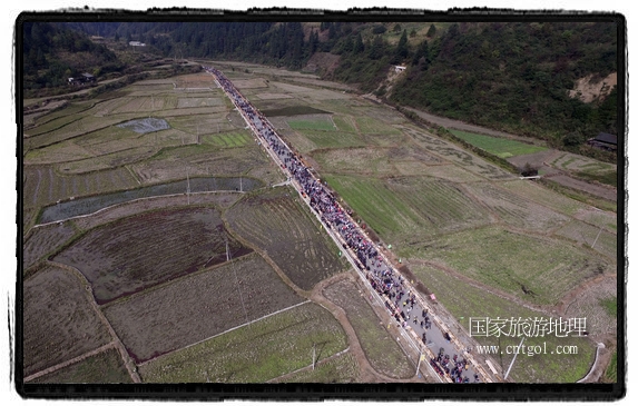 1700桌合攏宴，總長(zhǎng)3.7公里，10380人同桌就餐，創(chuàng)歷史之最